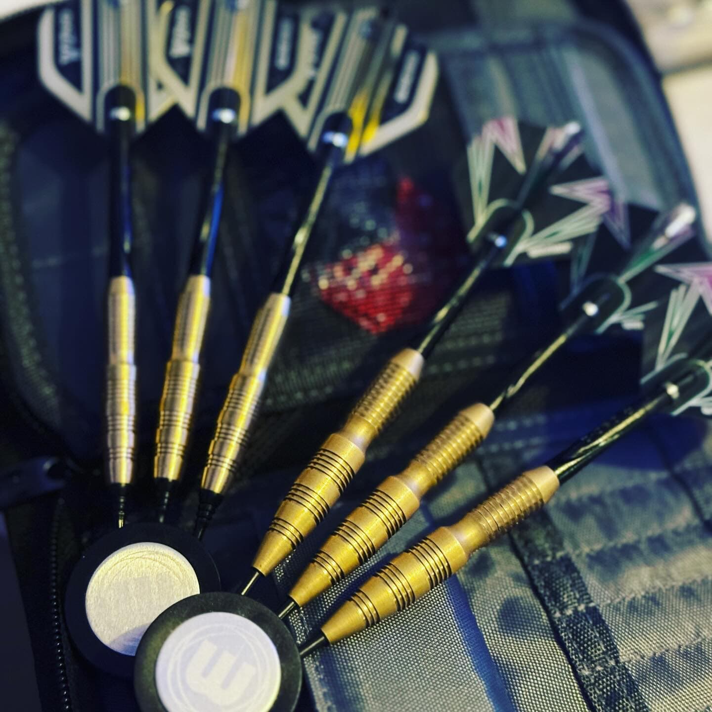 Ab sofort auch beim Softdart mit den Grip-Monstern von Simon Whitlock unterwegs. 

Einfach nur brutal wie viel Grip man mit diesen Barrels hat. Für alle die schnell schwitzige Finger bekommen, kann ich die Barrels nur empfehlen. 

winmauofficial 
der_darttester 
dartshopper 
dartshopper.de 

#dart #darts #softdart #steeldart #steeldarts #softdarts #setup #barrels #flight #barrel #flights #dart🎯 #dartsport #yesdartshopper #dartslife #dartsplayer #dartsfüralle #lovethedarts #dartsofinstagram