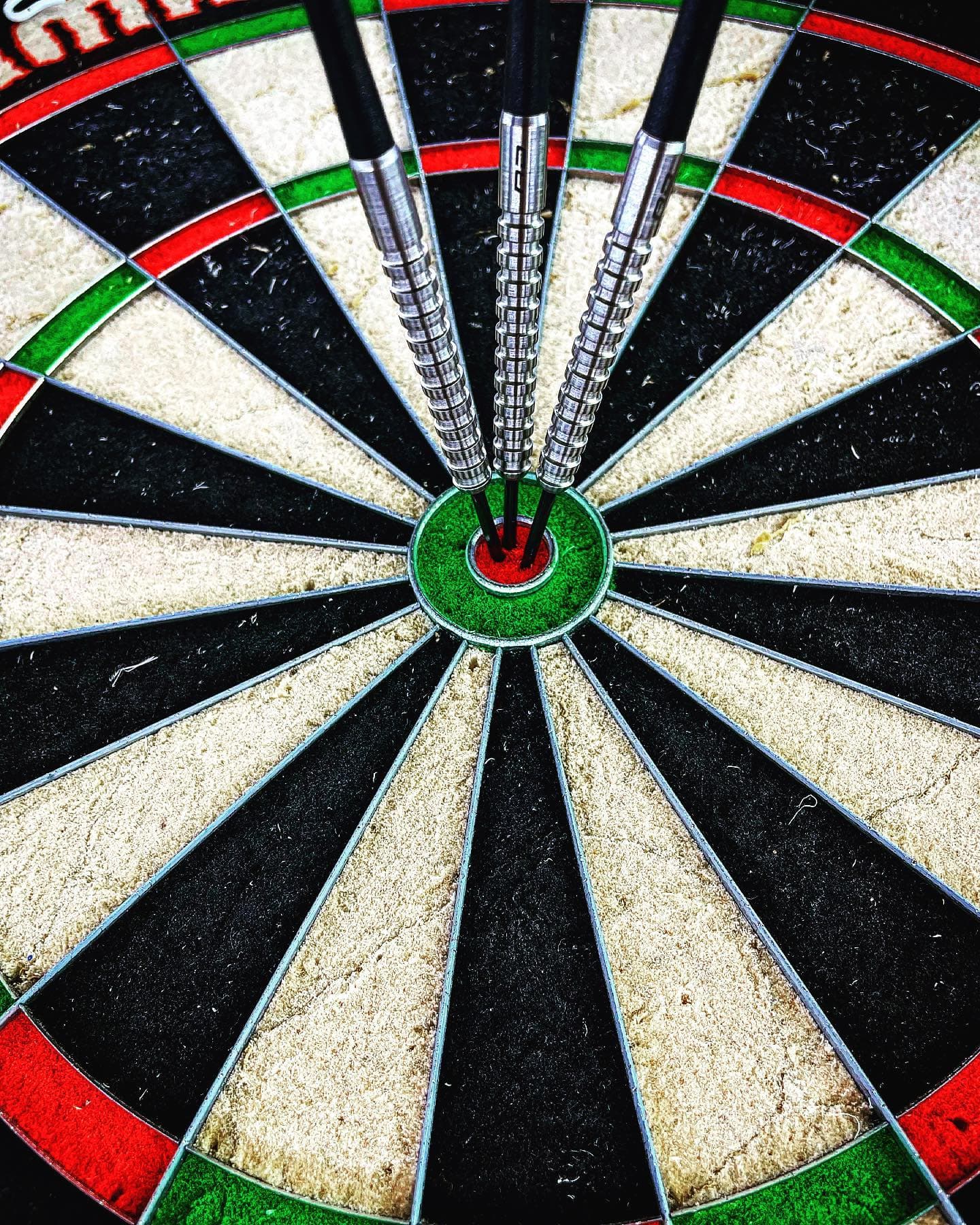 Seit etwa einer Woche teste ich für euch die Javelin von reddragondarts. Sie besitzt einen zylinderförmigen Barrel mit aggressivem Ringgrip. Die 22 Gramm schweren Darts aus 85% Tungsten haben eine Barrel-Länge von 54,6 mm und einen Durchmesser von 6,35 mm.

Durch den etwas längeren Barrel stecken die Darts leicht nach unten, was für diejenigen von Vorteil ist, die gerne unter das Triple-Feld werfen.

Fazit: Ein sehr guter Dart für vergleichsweise wenig Geld und optimal für Spieler, die den Dart sehr mittig halten.

#darts #reddragon #dartslive #dartshopper #dartsgermany #lovethedarts #dartscommunity #standupifyoulovethedarts #steeldarts #dartslover dartshopper reddragondarts