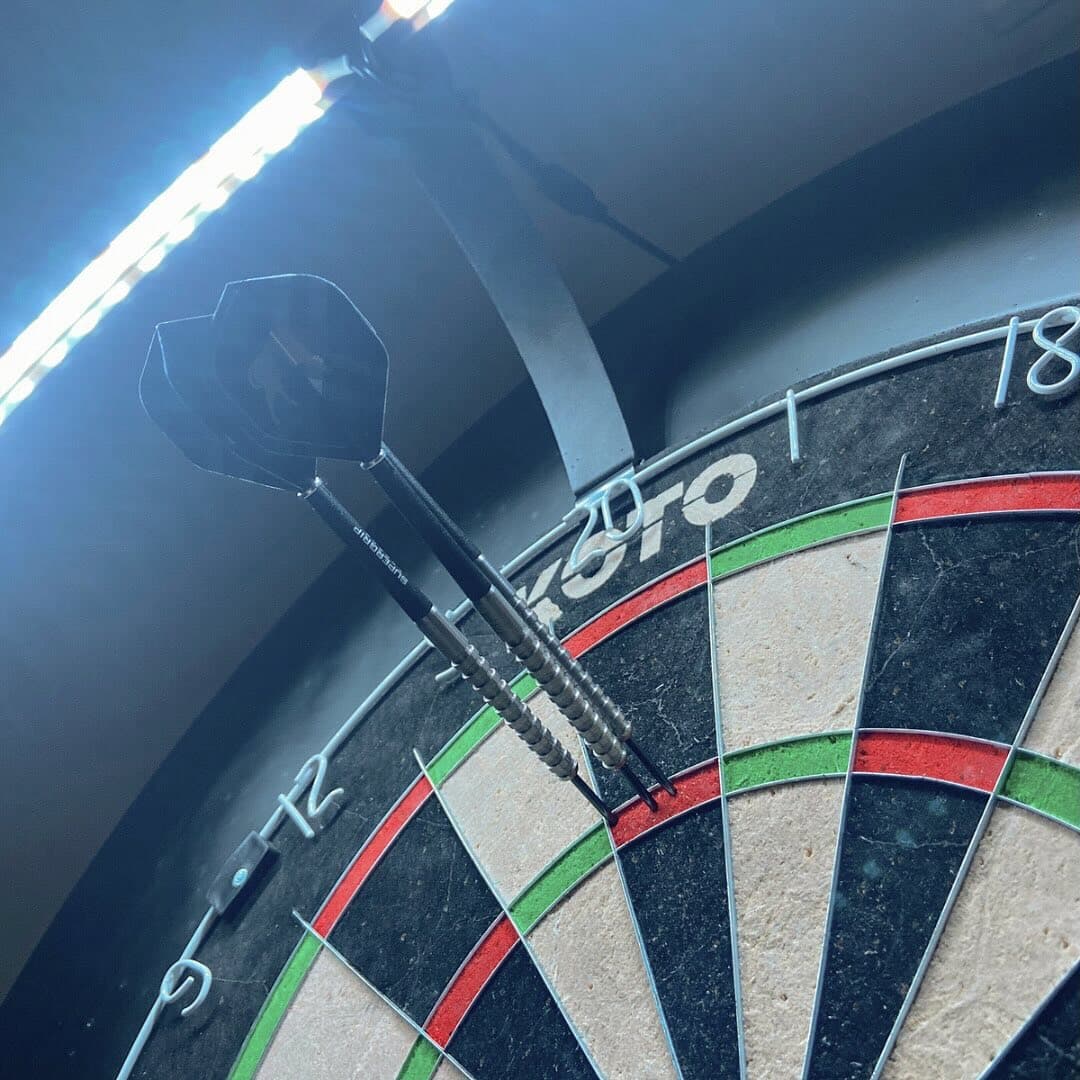 Für den ersten Post, meine ersten (und bisher einzigen) 180s rausgesucht. Spiele jetzt seit über einem Monat aktiv Darts (vorher immer mal wieder auswärts), nach der ersten eigenen dartshopper Bestellung. In diesem Sinne, #gooddarts 🎯
__________________________________ 

🎯 Setup Used:
• Flights: Koto; Bulls
• Stems: Red Dragon; Harrows
• Barrels: Red Dragon Javelin 22g
__________________________________ 

📌 Hashtags:
#dartshopper #dart #darts #dartsgermany #germandarts #dartgermany #germandart #180 #darts180 #darts🎯 #lovethedarts #reddragondarts #mckicksdarts #reddragon #mckicks