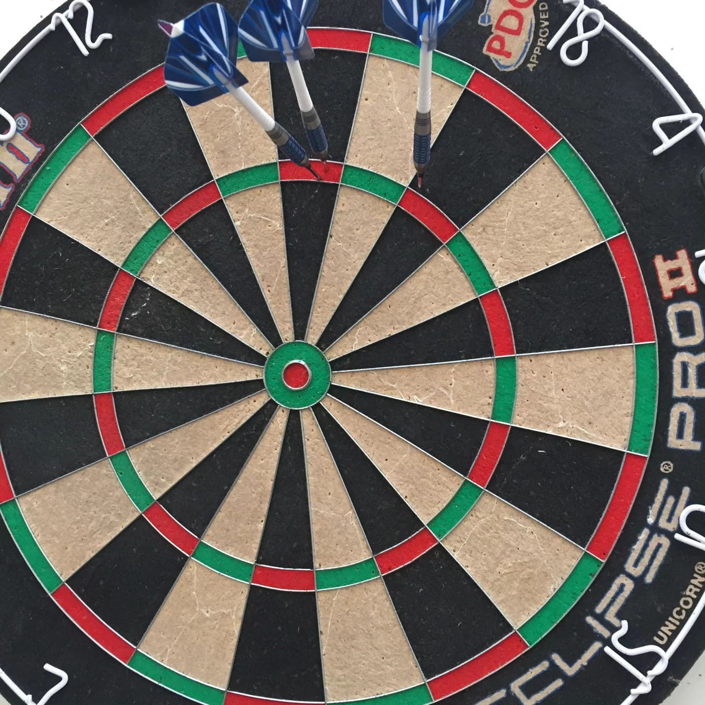Cambio de dardos. Reestreno de los Winmau Andy Fordham edición especial 24 gramos. Los presento como debe ser, son unos dardos preciosos. 

#las_dianas_de_gades #elpuertodesantamaria #winmauofficial #dardos #dardosencasa #steeldarts #welovedarts #dartsofinstagram #andyfordham #clubdedardosportuense #dartslife #beerdarts #fundarts #dartstraining #lovethedarts #dartshopper